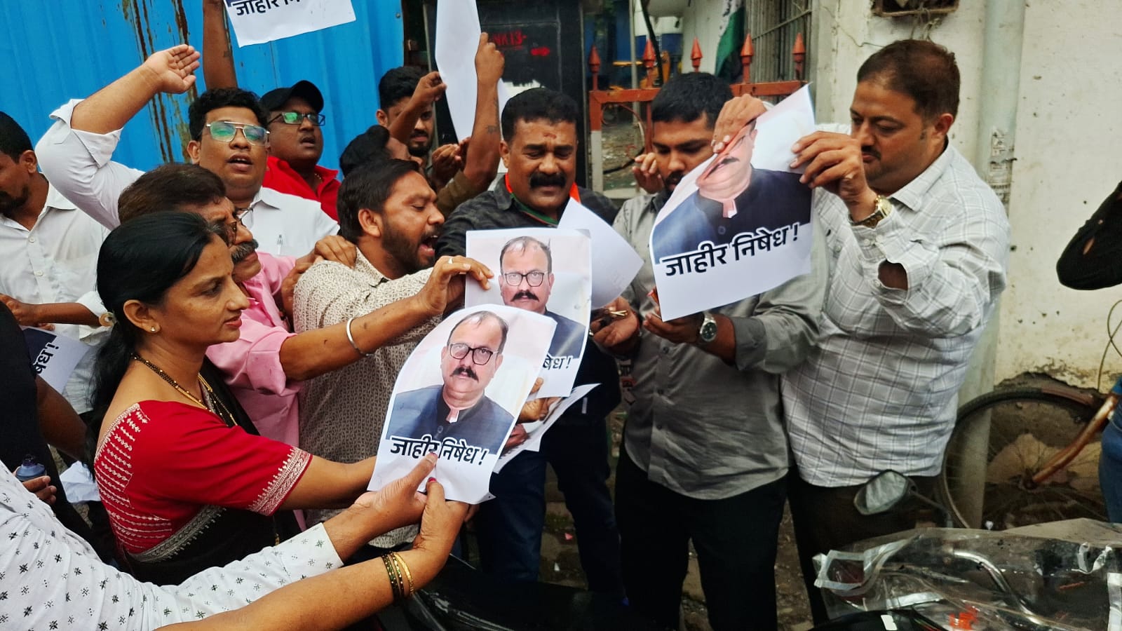 अजित पवार गटाची काँग्रेस कार्यालयावर शाईफेक