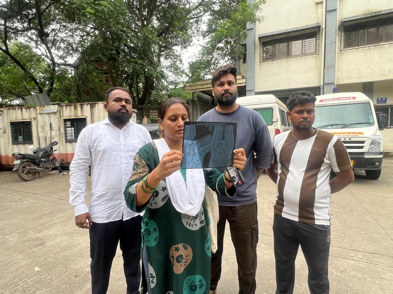 अडीच वर्षाचा मुलाच्या कमरेत अडकून राहिले इंजेक्शन