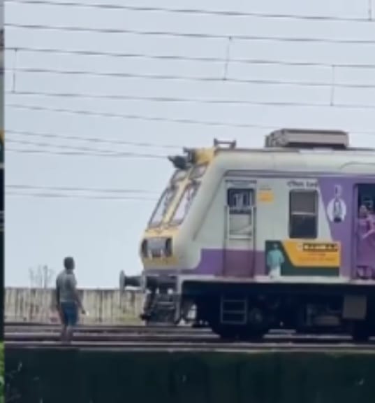 धावती लोकल रोखण्यासाठी तरुण रुळावर !