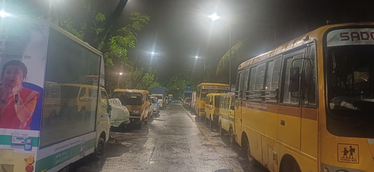कोपरीतील रस्ते पार्किंगचे अड्डे; सॅटिस खालीही वाहनांची गर्दी