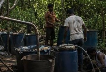 घराच्या छतावर 'विषारी दारू'ची भट्टी !