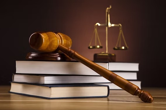 बाळ गमावलेल्या अधिकारी महिलेला नुकसान भरपाई