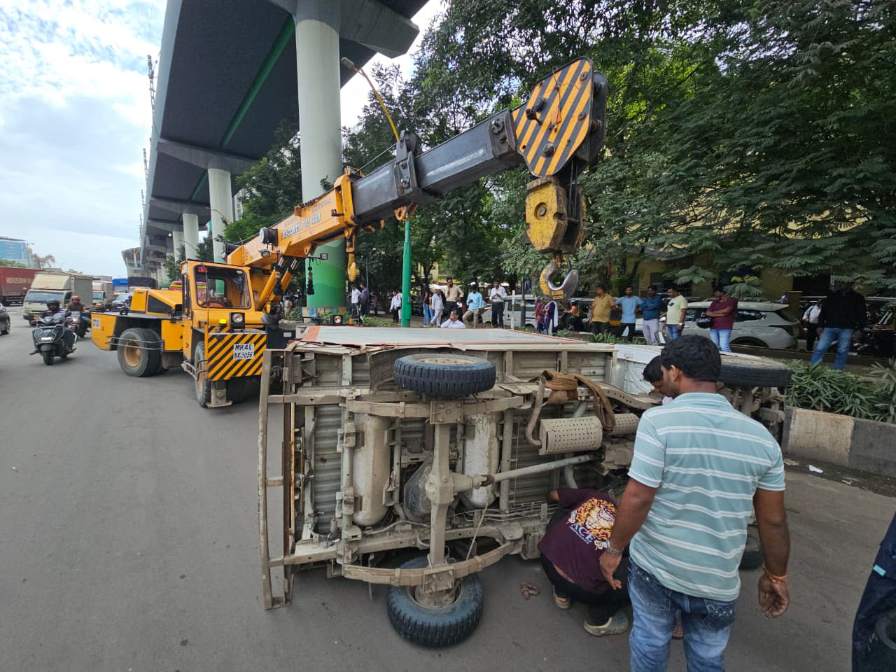 ट्रॉली कोसळून मिनी ट्रकचालक जखमी
