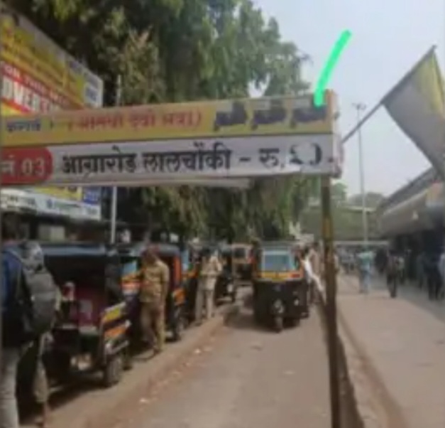 लालचौकी रिक्षाचालकांची मनमानी; प्रवाशांचे हाल