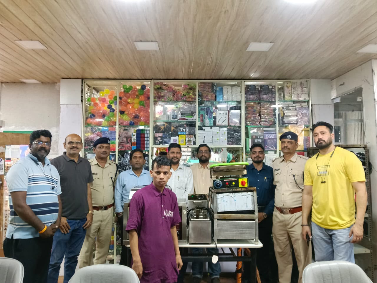 कल्याण स्थानकातील एसी वेटिंग लाउंजमध्ये आढळले सडलेले अन्न