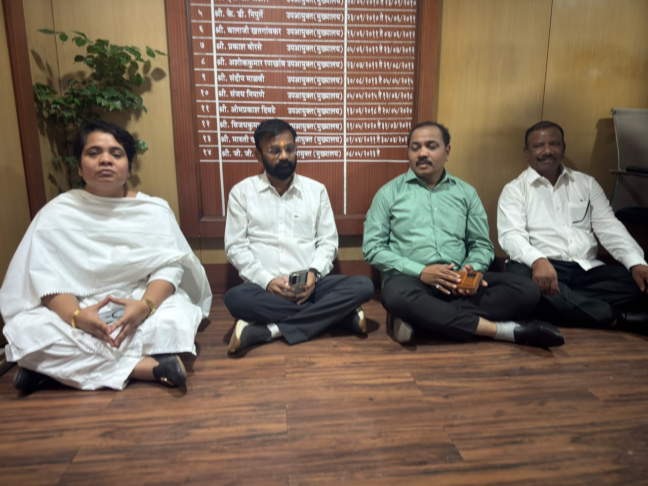 आनंदाश्रमाच्या जनता दरबारातील समस्या सुटेनात