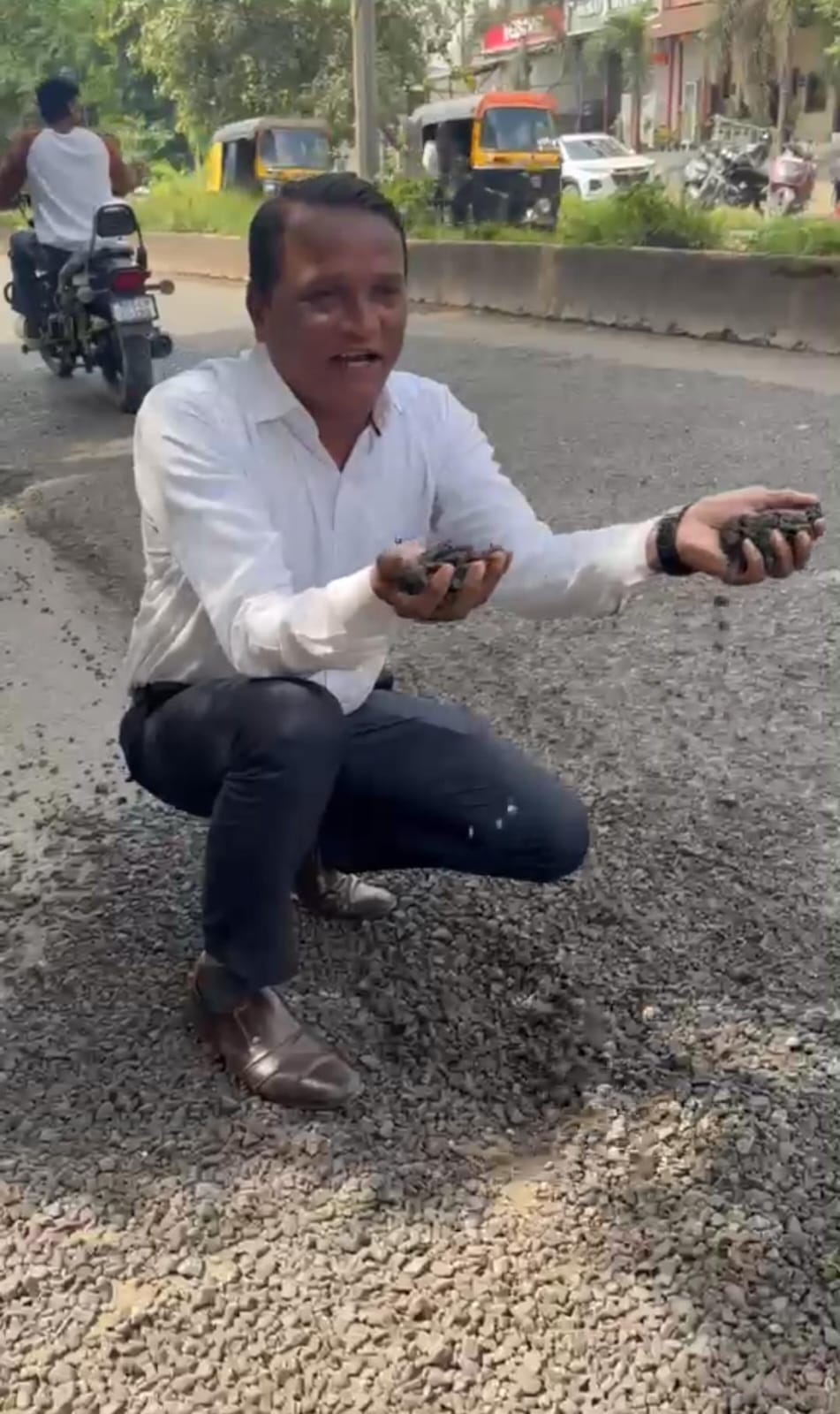 दोन दिवसांत डांबर उडाले, रस्त्यावर खडीचे साम्राज्य