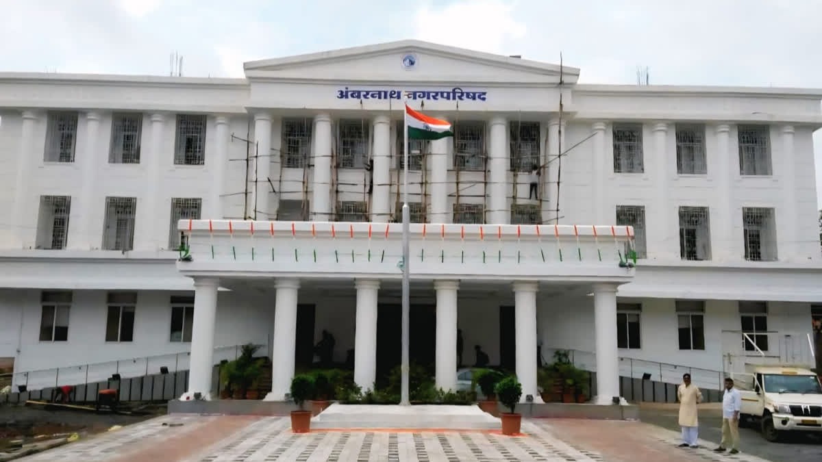 सर्वसाधारण सभा सुरू असताना सभागृहाबाहेर शस्त्रे जप्त