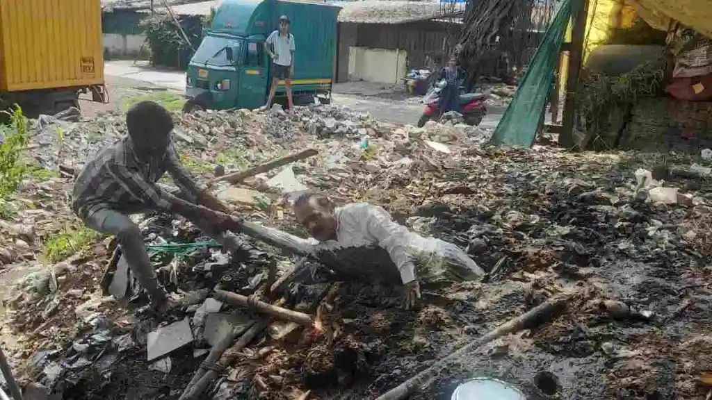 गोग्रासवाडीतील दलदलीत व्यक्ती अडकला