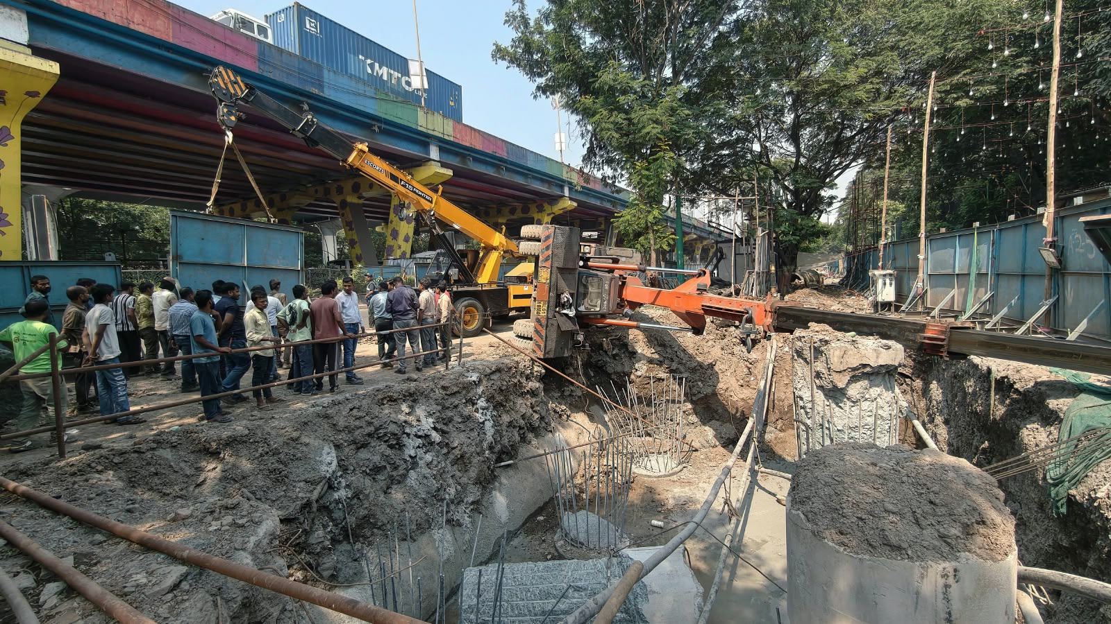 क्रेन कोसळून रिक्षाचालक आणि प्रवासी जखमी