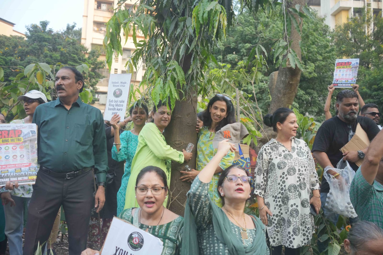 ठाण्यात रिंग मेट्रोविरोधात 'चिपको आंदोलन'
