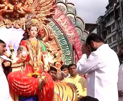 मूर्तीवर पुष्पवृष्टी करण्यासाठी उपमुख्यमंत्र्यांना साधी क्रेन