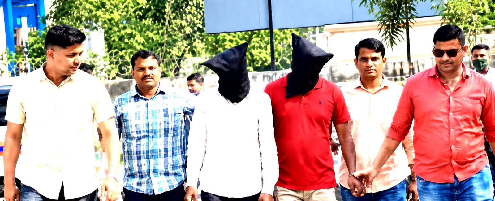 शिकारी टोळीकडून झालेल्या गोळीबारात एकाचा मृत्यू